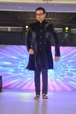 Rohit Roy walk the ramp at Umeed-Ek Koshish charitable fashion show in Leela hotel on 9th Nov 2012,1 (26).JPG
